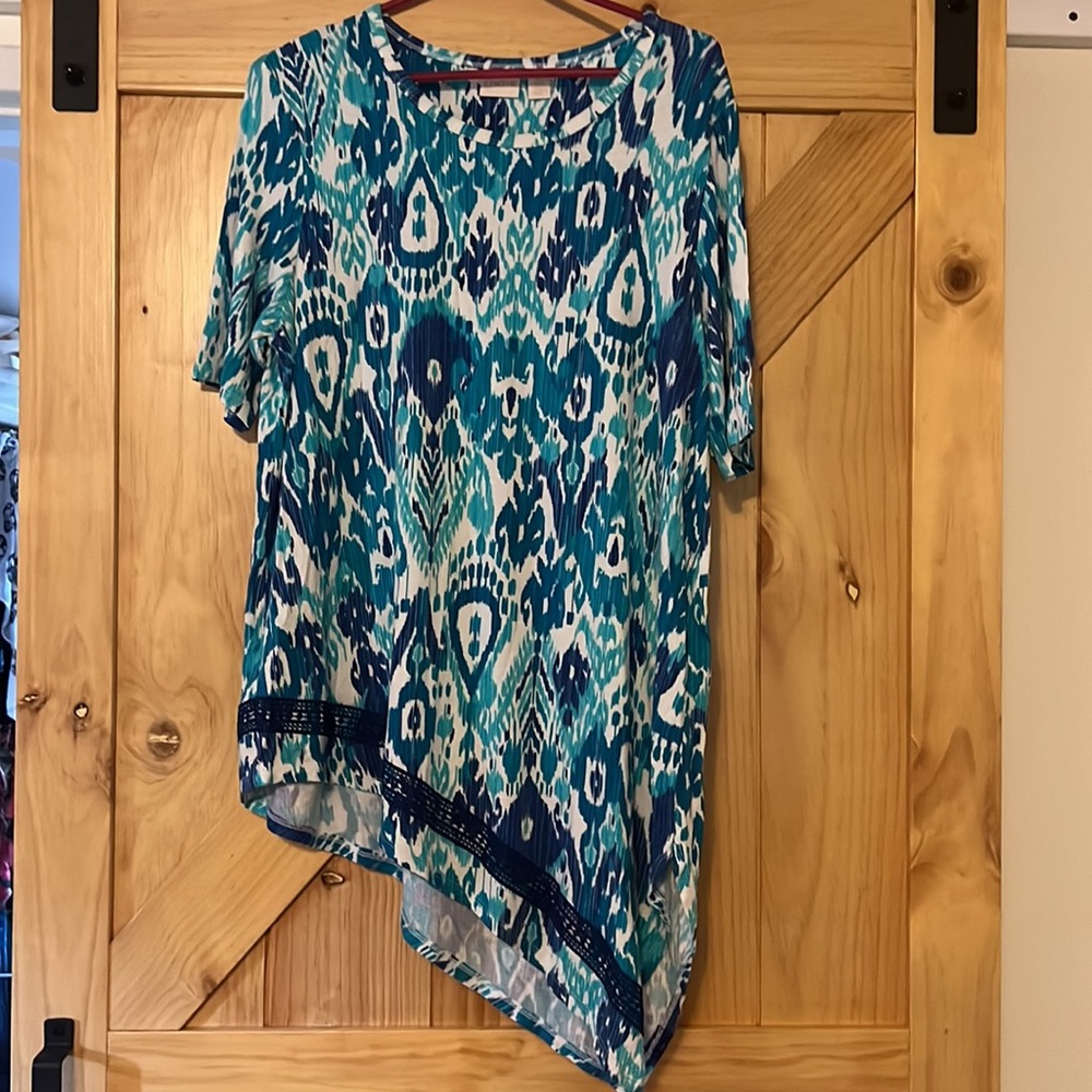 Chicos Asymmetric Blue, Teal and White Print Stretchy Shirt Size 2